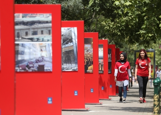 Výstava fotografií z loňského pokusu o puč v ulicích tureckého města Bursa.