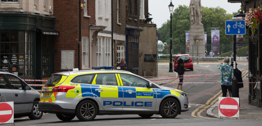 Dva muži napadli kyselinou na mopedu v Londýně na pět lidí (ilustrační foto).