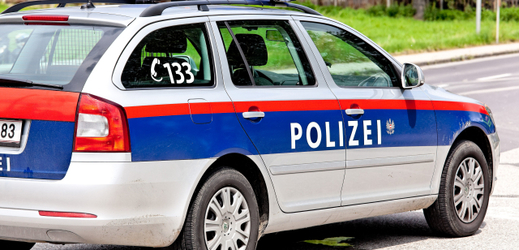 Rakouská policie zasahovala proti skupině Čechů na čerpací stanici v Tyrolsku (ilustrační foto).