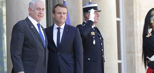 Francouzský prezident Emmanuel Macron s izraelským premiérem Benjaminem Netanjahuem. 