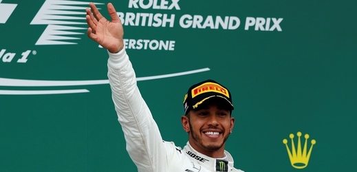 Lewis Hamilton mohl na domácí Velké ceně slavit vítězství.