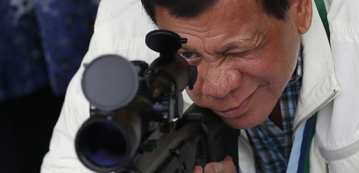 Filipínský prezident kontroluje rozsah čínské sniperky CS/LR4A (ilustrační foto).
