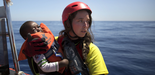 Španělská aktivistka s libyjským dítětem, Středozemní moře.
