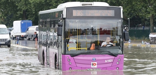 V Istanbulu v důsledku silných dešťů a záplav zkolabovala doprava.