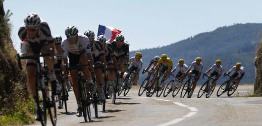 Peloton závodníků při další etapě Tour de France. 