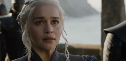 Postava Daenerys Targaryen z populárního seriálu Hra o trůny.