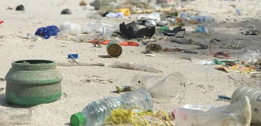 Plastový odpad na pláži, Thajsko.