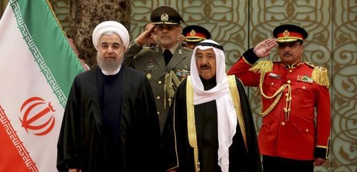 Íránský prezident Hassan Rouhani (vlevo) a kuvajtský emír Sheikh Sabah Al Ahmed Al Sabah.