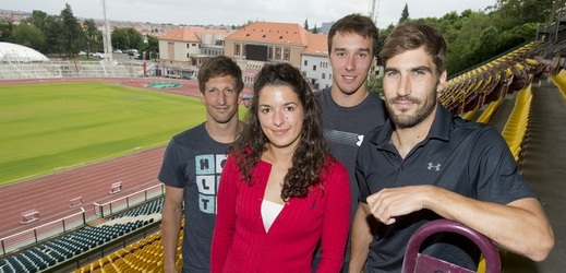 Moderní pětibojařka Natálie Dianová se svými mužskými kolegy (ilustrační foto).