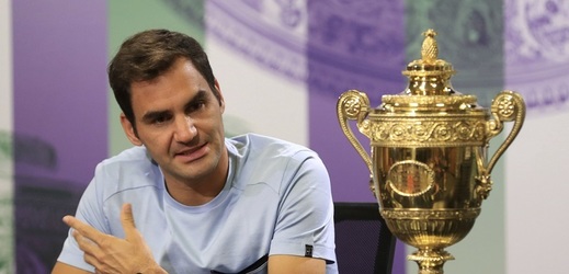 Tenista Roger Federer na tiskové konferenci poté, co poosmé vyhrál Wimbledon.