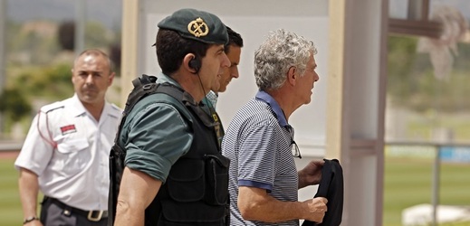 Předseda španělského fotbalového svazu Ángel María Villar a jeho vzetí do vazby.