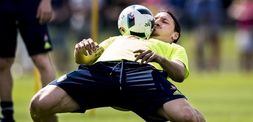Zlatan Ibrahimovič a jeho kouzla na jednom z fotbalových tréninků. Dokáže tohle po zranění kolene? 