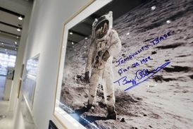 Slavný snímek Buzze Aldrina na Měsíci.