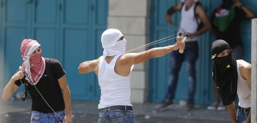 Střety s policií ve Starém městě a na Západním břehu.