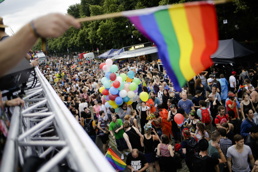 Berlínské ulice zaplavili spoře odění lidé s duhovými vlajkami, které jsou symbolem komunity LGBT.