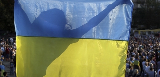 Snímek ukrajinské vlajky během protiválečných protestů ve východní části Ukrajiny.