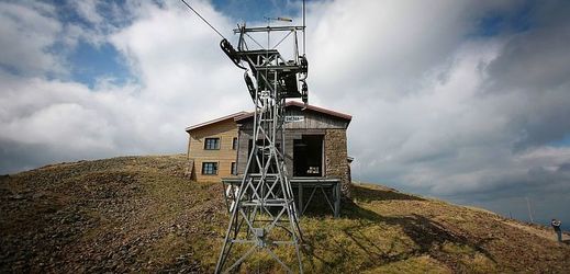 Silný vítr zastavil provoz lanovky na nejvyšší českou horu.