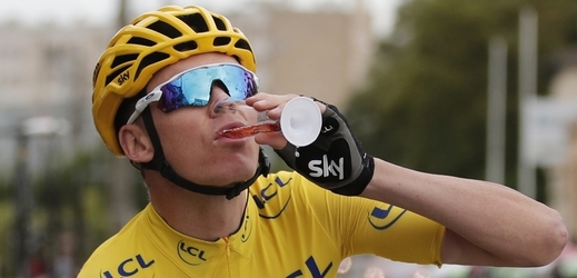 Chris Froome popíjí šampaňské v závěrečné etapě Tour de France. 