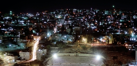 Večerní snímek jordánského města Ammán.