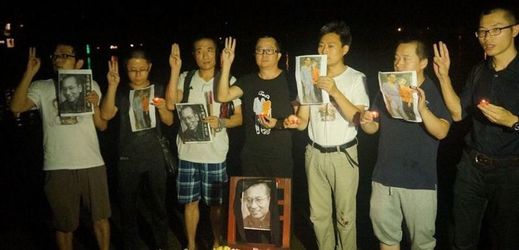 Čínští aktivisté uctívající památku Liou Siao-poa.