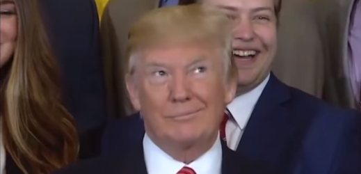 Donald Trump při fotografování se stážisty v Bílém domě.