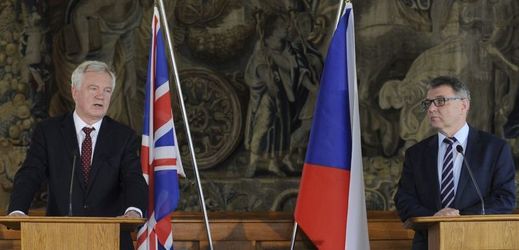 Ministr pro odchod Británie z EU David Davis a český ministr zahraničí Lubomír Zaorálek.