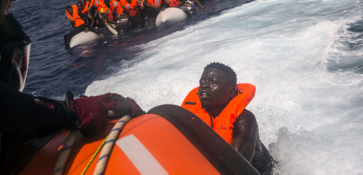 Mladí Afričané nejsou podle organizace na plavbu přes Středozemní moře připraveni.