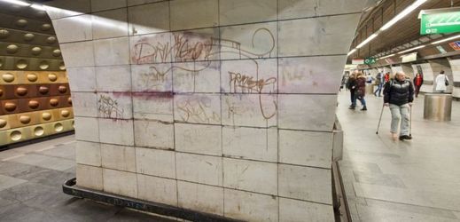 Graffiti ve stanici metra. 