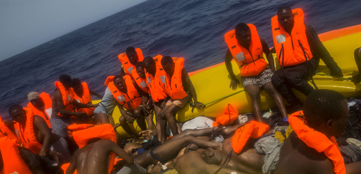 U libyjských břehů zahynulo 13 migrantů, na člunu jich bylo 167.