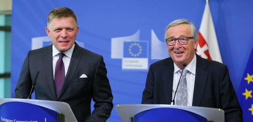 Robert Fico (vlevo) a Jean-Claude Juncker.