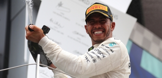 Bude Lewis Hamilton podobně slavit i po Velké ceně Maďarska?