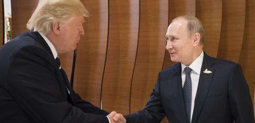 Prezident Donald Trump (vlevo) s ruským protějškem Vladimirem Putinem.