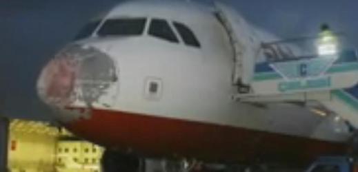 Poškozené letadlo na letišti v Istanbulu.