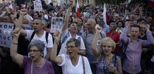 Protesty proti zákonu o soudech ve Varšavě.