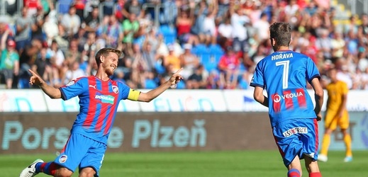 Fotbalisté Plzně se radují z gólu do sítě Dukly.