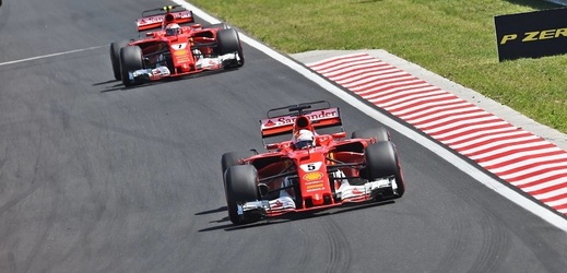 Německý pilot formule 1 Sebastian Vettel (v popředí).