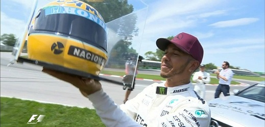 Závodník F1 Lewis Hamilton. 