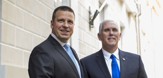 Zleva estonský premiér Jüri Ratas a americký viceprezident Mike Pence.
