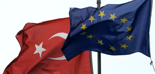 Vlajka EU a Turecka.
