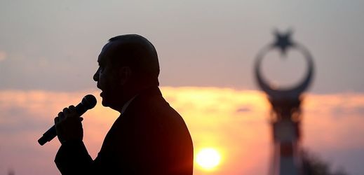 Turecký prezident Recep Tayyip Erdogan mluví před prezidentským palácem v Ankaře k příležitosti výročí nezdařeného loňského puče.