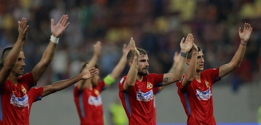 Fotbalisté FCSB Bukurešť děkují fanouškům za podporu v zápase proti Plzni.