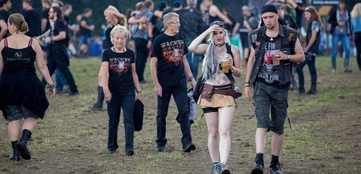 Na festival Wacken se sjíždějí fanoušci tvrdé muziky všech generací.