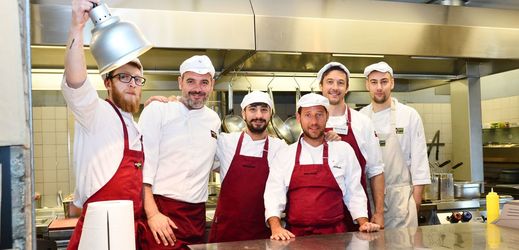 Od letošního roku vaří v otevřené kuchyni tržnice WFM šéfkuchař Luca Caravaggi z italského Piemontu (na snímku vlevo). Menu obohacují recepty michelinských kuchařů hostujících na večeřích v sousedním komorním prostoru Konírna. Jejich výběr vyjde brzy knižně jako kuchařka.