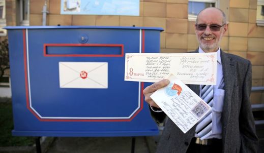 Na snímku Ivan Hanuš s unikátním dopisem před největší poštovní schránkou.