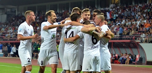 Fotbalisté Mladé Boleslavi se radují ze vstřeleného gólu.