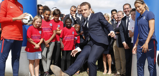 Macron strávil dopoledne s dětmi z chudých pařížských předměstí.