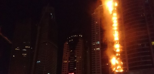 Záběry hořícího mrakodrapu. 