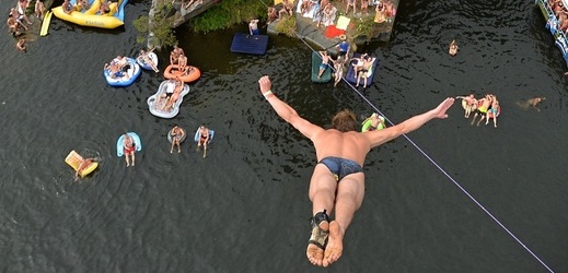 Lom v Hřiměždicích tradičně hostí šampionát ve skocích do vody Highjump.