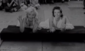 Marilyn Monroe (vlevo) s herečkou Jane Russell, s níž si zahrála ve filmu Páni mají radši blondýnky. Obě ženy se staly přítelkyněmi. Jejich úspěch jim nakonec dokonce umožnil zanechat  otisky dlaní, nohou a podpisů v betonu před Graumanovým čínským divadlem. 