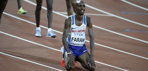 Běžec Mo Farah po triumfu na desetikilometrové trati na MS v Londýně. 